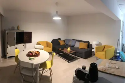 Image de Au bord de la  plage du Lido mourillon, appartement refait à neuf.