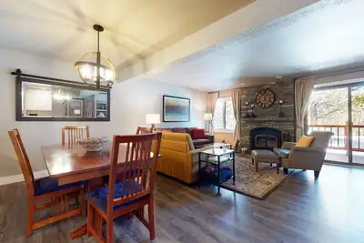 Image de On the Creek! Remodeled, Balcony & Pool On-site. Near Walking & Biking Trails