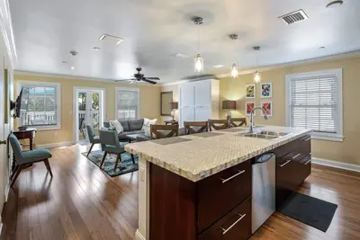 Image de Balcony & Near Downtown - Cloud Suite on Duval