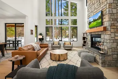 Image de Luxurious Modern Mountain Estate! Hot Tub | Gas Fire Pit | Foosball and more!