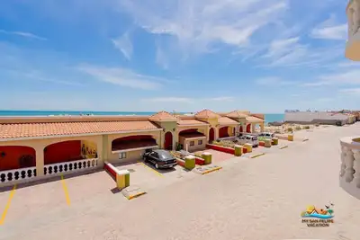Image de Relaxing beach side vacation, Jerry`s condo 2