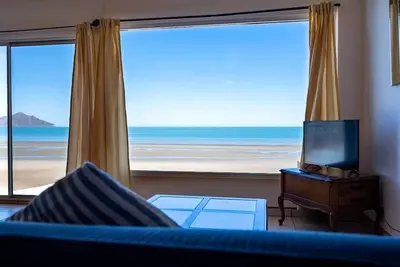 Image de Gorgeous beach front condo