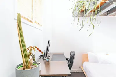 Image de Light-Filled Converted Warehouse Apt in Prahran