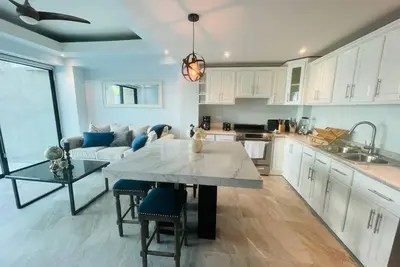 Image de Tritons Playhouse oceanfront