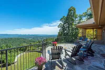 Image de Power, Water & WiFi! Mtn Views, Hot Tub + Fireplaces, Sauna, Small Events!