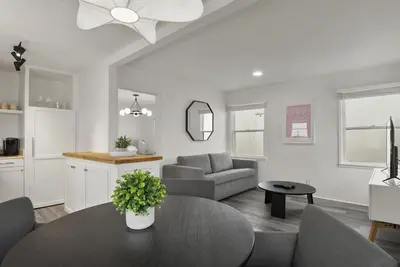 Image de Newport Beach Bungalow | Steps to Sand