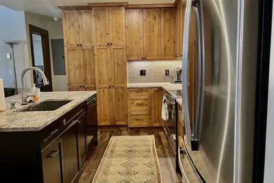 Image de Newly remodeled top floor condo centrally located