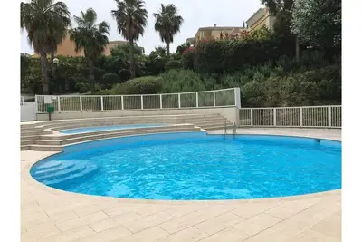 Image de Apartment in park with swimming pool.