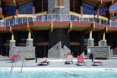 Image de Top floor! Mission Hill and lake view. Gym, pool, sauna, and more! Mins to the lake