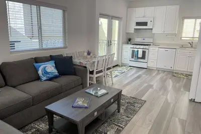 Image de New ocean front duplex, walk to dining, shops & entertainment.