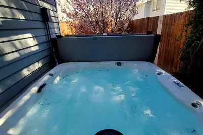 Image de Relax in the Hot Tub, Sleep in Comfort on a King Bed, Play Pool, Charge Your Ev