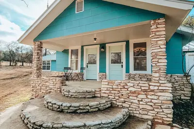Image de Mogford Manor - 1930's Hill Country Charmer