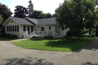 Image de Rye Beach 1938 renovated bungalow. 10 minute walk to Sawyers beach
