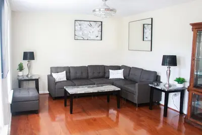 Image de Entire residential home rental. Quiet cul-de-sac. Minutes to beach.