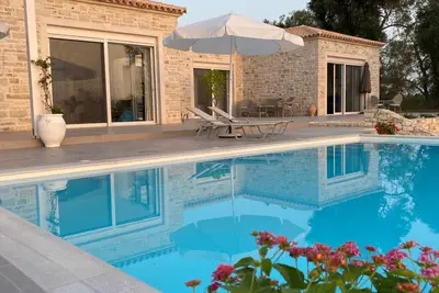 Image de VillaSleeps10-Garden-FreeParking-Pool-Ac