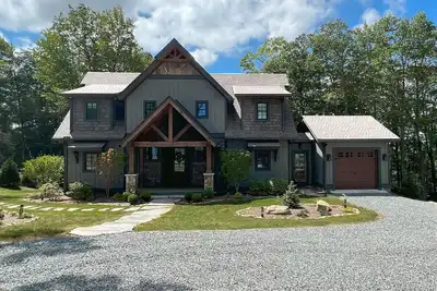 Image de Antler Ridge - Eagles Nest home with big views, 3 suites, pool table, hot tub, Ev charger
