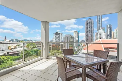 Image de Central Heights ~ 2Bed/2Bath/Car/Pool/Views ~ Cbd