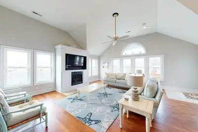 Image de 3-story home near beach with private outdoor pool, deck, balcony, patio & Ac