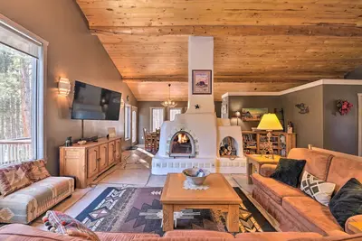 Image de 'Altitude Adjustment' Angel Fire Cabin w/ Deck