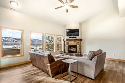 Image de Contemporary Condo Near Downtown & Lake Access w/ Balcony & Central A/C