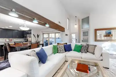Image de Renovated 2nd-floor condo with deck, grill, fireplace, W/D, & free WiFi