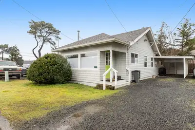 Image de Cozy Seaside Bungalow with Firepit, Yard, Fast WiFi & W/D - Walk to the Beach