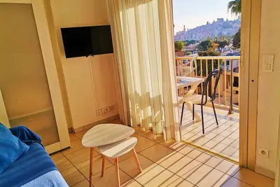 Image de Studio au Bord de Mer, dernier étage Ascenseur Balcon Calme Belle vue sur Menton