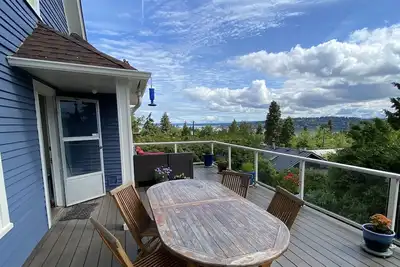 Image de Charming Craftsman home w/ stunning lake and mountain views! Great for families!