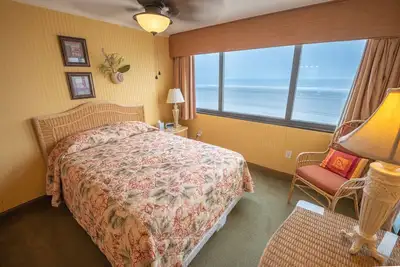 Image de New, Low Floor, Direct Ocean View Sands Beach Club