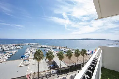 Image de Appartement équipé 70 m² face à la mer dernier étage avec magnifique vue me