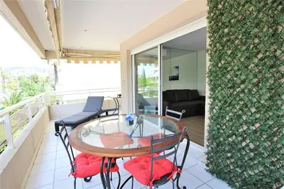 Image de Appartement entièrement équipé avec grande terrasse / salon d' extérieur