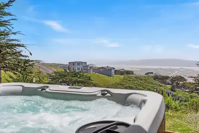 Image de WhaleWatch:Family Coastal Retreat! Perfect & Fun! Views/WiFi /HotTub /GmRm/Pup