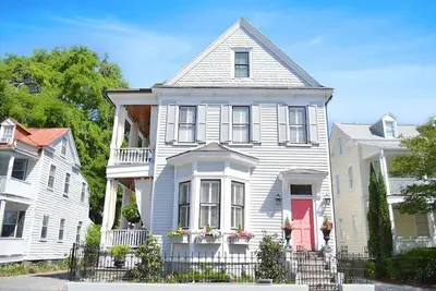 Image de ♖The Inns ♖ Stylish 9br/6ba Downtown Home!
