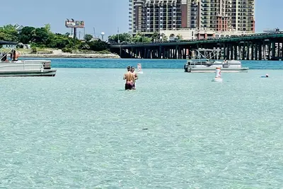 Image de Steps to the Beach! Water-Taxi to Destin Harbor! 5 Star Property!