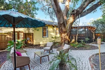Image de Uptown Charmer|1mile walk to Dt|2miles Vilano Bch
