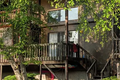 Image de Amazing condo with boat slip just steps from Lake of the Ozarks on a quiet cove.