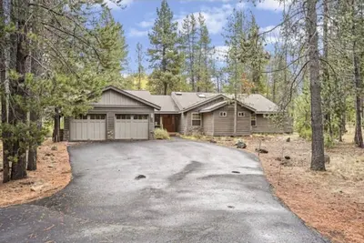 Image de 2-4 Minute Walk to the Village! Sunriver home for large groups!
