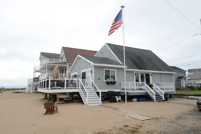 Image de Cozy, year round beachside cottage just steps to the water