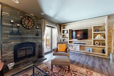 Image de Mammoth Creek 9 Remodeled, Mountain Views with Fireplace, Walk to Park and Shopping by RedAwning