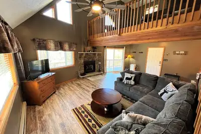 Image de Teddy Chalet - Hot Tub, Pool Table Loft & Pet Friendly Towamensing Retreat
