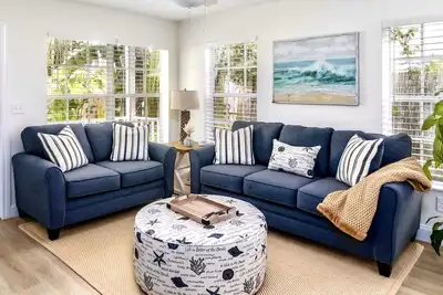 Charming 3-bedroom Jupiter home, less than 3 miles from beach! !