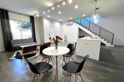 Image de Downtown 3 Level Modern Condo 2 Private Balconies Unit B