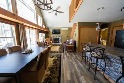 Image de Pet-Friendly Pocono Chalet with Hot Tub, Pool Table, Bbq, Fireplace & Game Room!