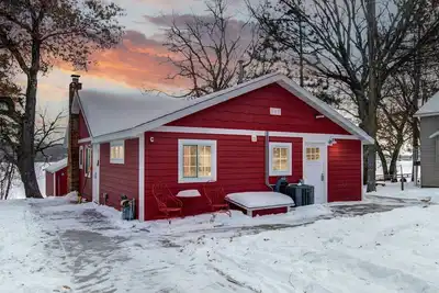 Image de Cozy red cabin on Briggs Lake Chain w/ boat house