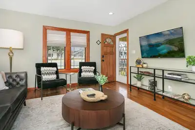 Image de Hazel Haus | 2/2 King Beds | Gas Fire Pit | Private Hot Tub