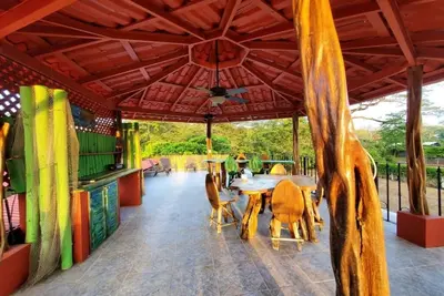 Image de Private jungle oasis w/ pool and rooftop bar - 2 min walk to the beach!