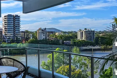 Image de Luxe riverfront apartment with pools, parking, gym
