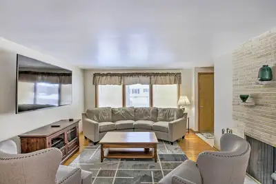 Image de Green Bay Home: 3 Blocks to Lambeau Field!