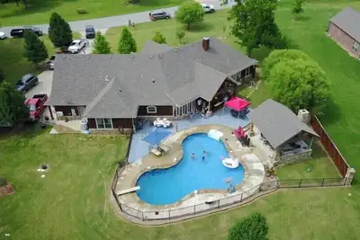 Image de 3-bedroom Rustic Charm Home Outdoor Kitchen, pool. Hot Tub + 2 fireplaces