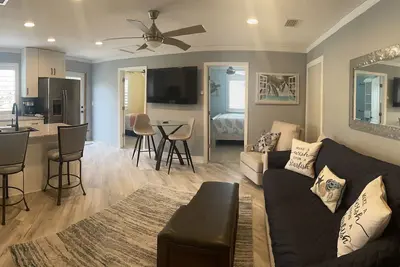Image de Private stylish apartment over the garage with a private entrance.